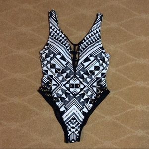 Ashley Graham X S4A NWOT One-Piece Swimsuit, 4